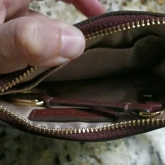 Michael Kors Signature Logo Glossy Blk Merlot Wristlet/ Cardholder Wallet NEW - Picture 4 of 6